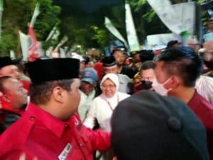 Risma – Gus Han Diantar Ribuan Orang Daftar Cagub Jatim ke KPU
