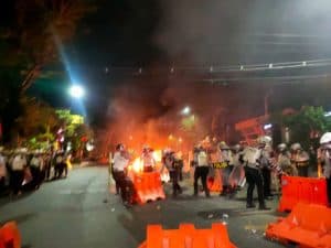 Foto : Kerusuhan di Jalan Basuki Rahmat Surabaya hingga Subuh