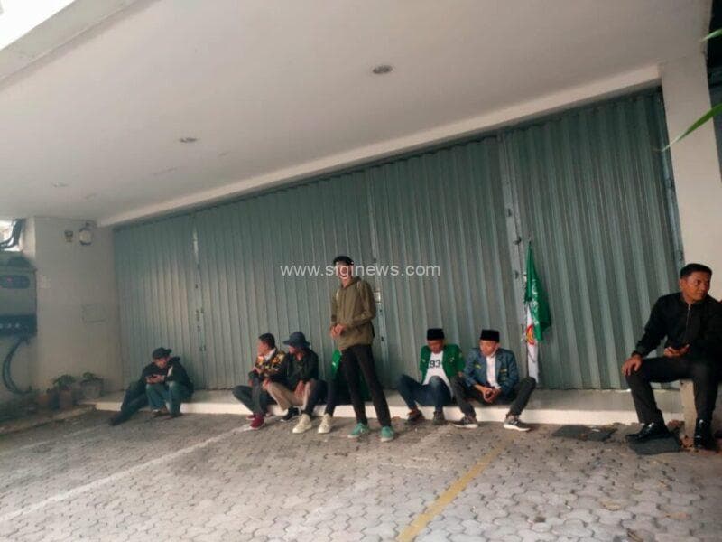Suasana kantor Biro Trans Media Jawa Timur setelah disegel Aliansi Santri Jawa Timur. (foto: jero/siginews.com)