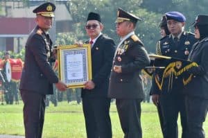 Pj Gubernur Jatim Terima Pin Emas dari Kapolri di Hari Bhayangkara