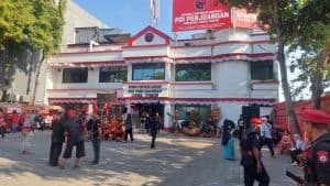 Suasana Kantor PDIP Jatim Jelang Daftar Risma-Gus Hans ke KPU