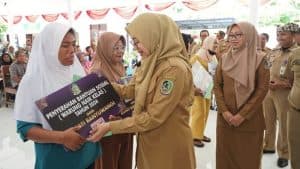Bupati Banyuwangi Ipuk Salurkan Bantuan Program Wenak