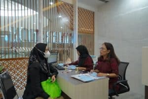 Urus Paspor di Immigration Lounge Icon Mall Gresik