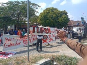 Warga Desa Banjardowo Jombang Gelar Demonstrasi, Minta Kadesnya Mundur