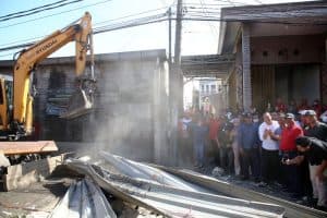 Akses Terbuka, Pemkot Surabaya Bongkar Tembok Jalan Tambak Wedi Baru