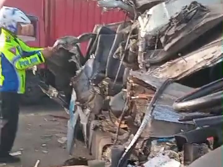 Beradu Mobil Elf dan Truk Pengangkut Ekskavator, 6 Orang Tewas