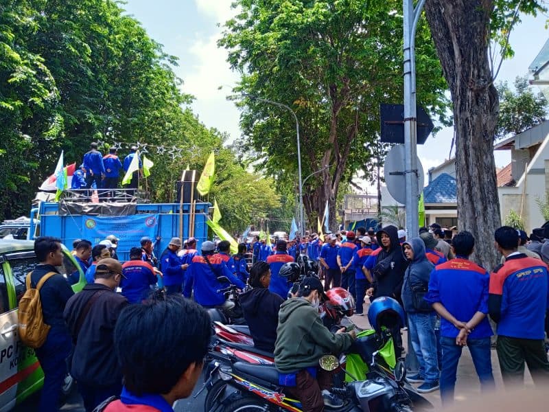 Ratusan massa Demo Kantor PT Wonokoyo Jaya Surabaya, Tolak PHK Sepihak