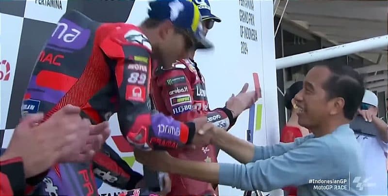 Jokowi Serahkan Trofi Juara MotoGP Mandalika 2024 ke Jorge Martin