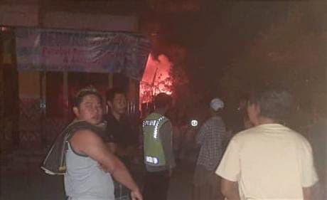 Akibat Korsleting Listrik, Pabrik Helem Di Jombang Hangus Terbakar