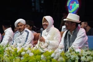 Risma Diwaduli Warga saat Hadiri Sholawatan di Kedinding Surabaya