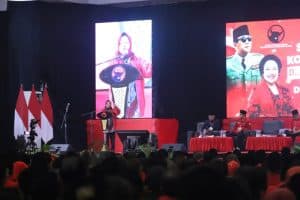 Risma Bersama Sekjen Hasto Cek Mesin PDIP di Jember