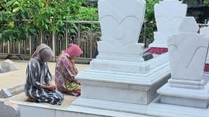 Risma Ziarah ke Makam Sunan Ampel dan Sunan Giri
