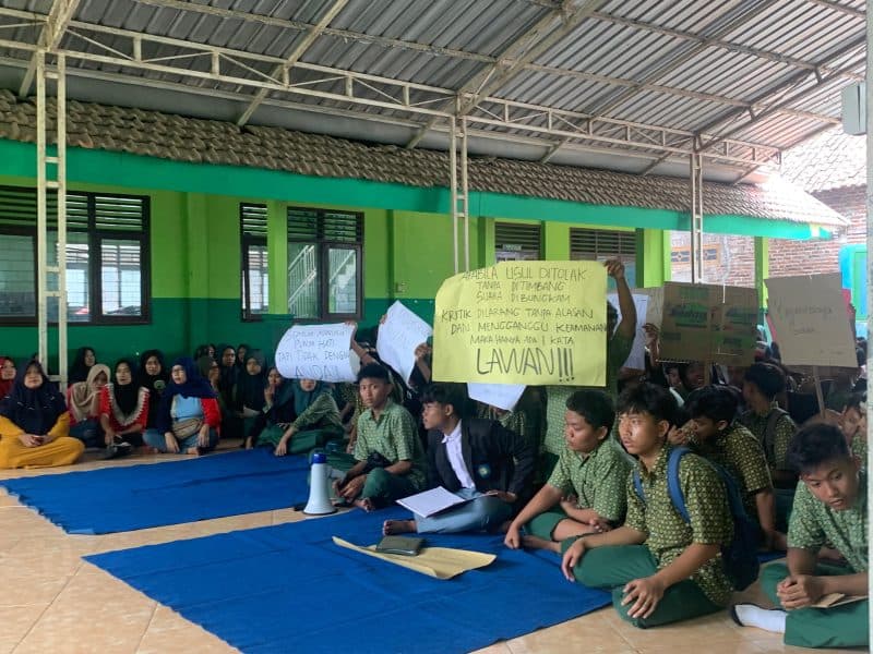 Ratusan Siswa Demo Desak Ketua Yayasan & Kepsek MA Darul Faizin Mundur