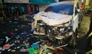 Mobil Innova Tabrak Warung di Jalan Kedungdoro Sby, Dua Korban Tewas