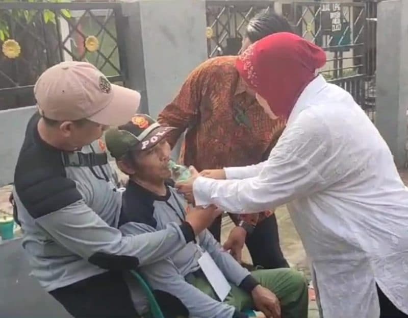 Risma Tolong Petugas Linmas Pingsan Saat Jaga TPS