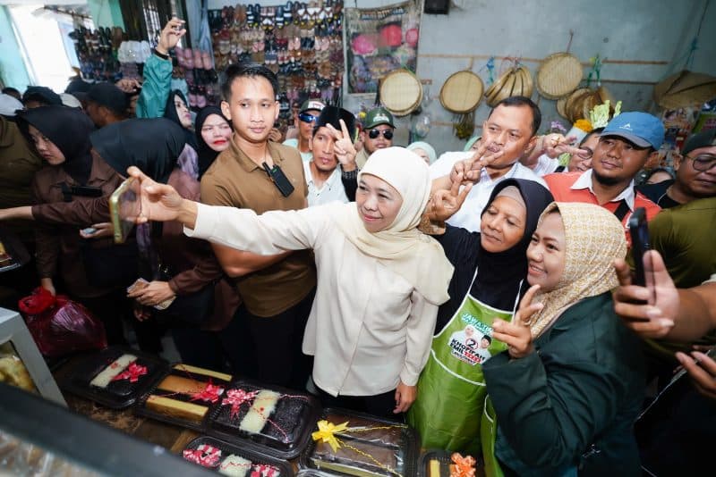 Khofifah Terkesan Produk Hampers Pedagang Pasar Semampir Probolinggo