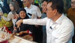 Jelang Nataru, Mendag Budi Santoso Sidak Pasar di Surabaya