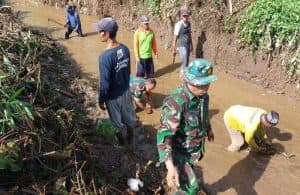 Gotong Royong Bersihkan Saluran Irigasi, Wujud Nyata TNI Manunggal Air