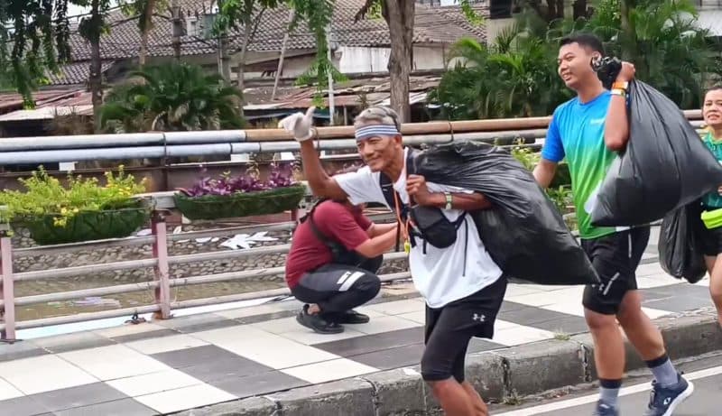 Warga Surabaya Antusias Ikut Gerak Lari Ambil Sampah