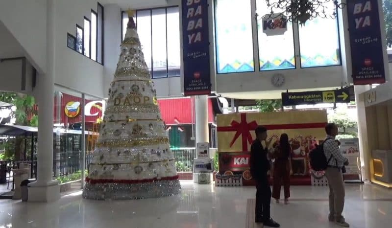 Stasiun Surabaya Gubeng Dihiasi Pohon Natal Setinggi 6 Meter