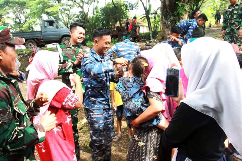 Trauma Healing Bencana Cianjur, Personel Lanud Ajak Bermain Anak-anak