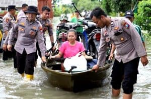 Anggota Polres Mojokerto Terjang Banjir Demi Evakuasi Warga