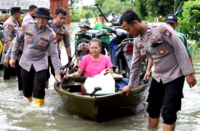 Anggota Polres Mojokerto Terjang Banjir Demi Evakuasi Warga