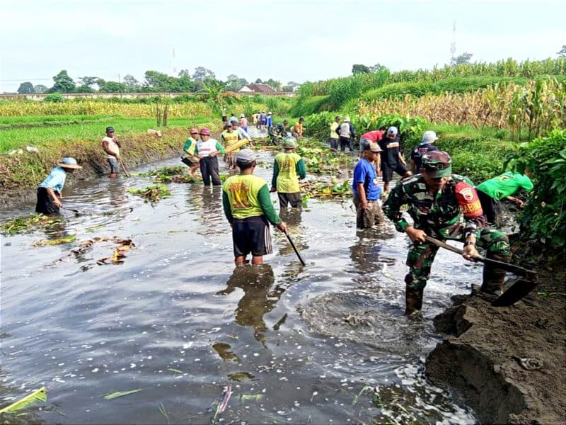 Koramil 0808/02 Bersama Warga Normalisasi Sungai dan Syukuran Dawuhan