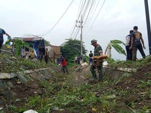 Cegah Banjir, Pekerja PT UPA Bareng Warga Desa&Aparat Bersihkan Sungai