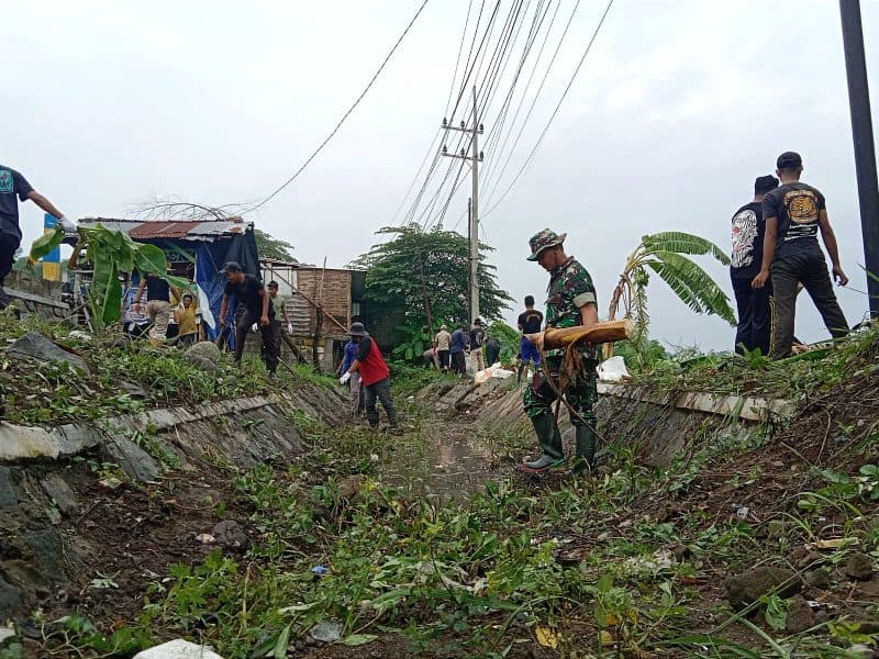 Cegah Banjir, Pekerja PT UPA Bareng Warga Desa&Aparat Bersihkan Sungai