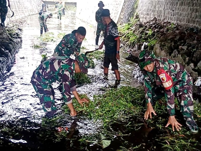 Rayakan Hari Juang Kartika, Koramil Sukorejo Gelar Aksi Bersih Sungai