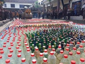 3.627 Botol Miras Berbagai Merk Rata di Buldoser Polres Jombang