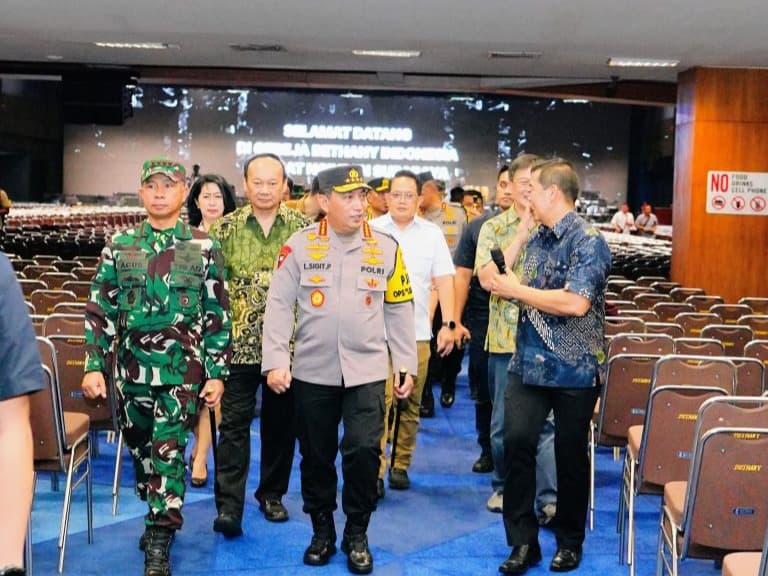 Jelang Nataru, Kapolri Pastikan Pengamanan Gereja Surabaya