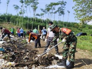 Aksi Bersih-bersih Koramil Sutojayan & Warga di Hulu Sungai Brantas