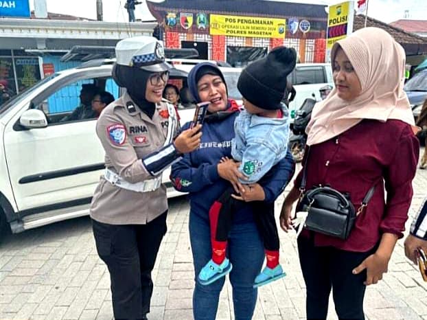 Ciptakan Keakraban, Polres Magetan Gelar Patroli Sambil Berbagi Coklat