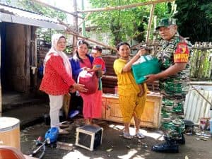 Babinsa Bence & Kader Posyandu Beri Bantuan Gizi untuk Anak Stunting