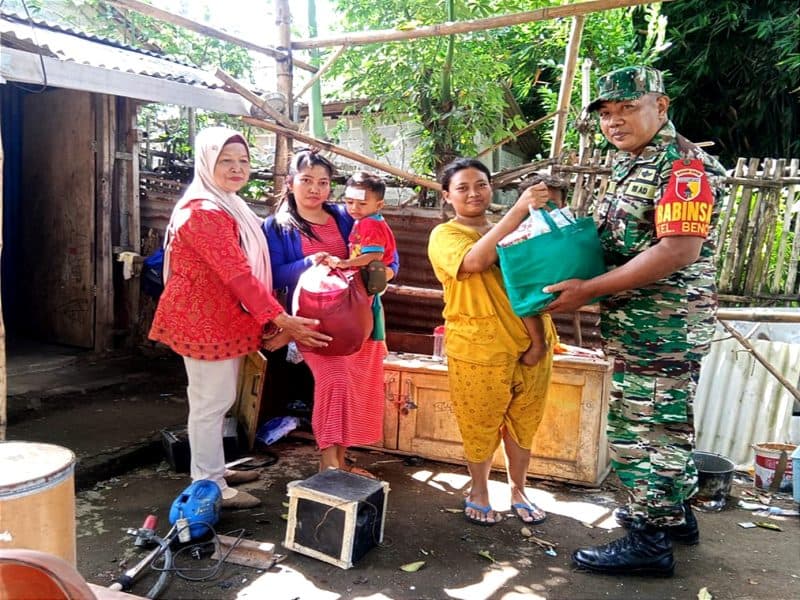 Babinsa Bence & Kader Posyandu Beri Bantuan Gizi untuk Anak Stunting