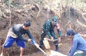 Kerja Bakti Babinsa Bersama Warga, Kemanunggalan TNI & Rakyat