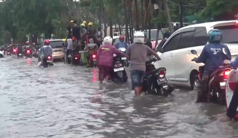 Surabaya Barat Dikepung Banjir, Warga Keluhkan Sistem Drainase