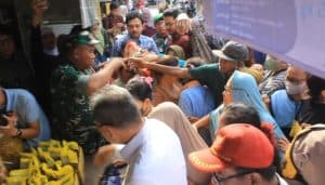 Warga Berebut Beras Gratis Saat Menko Pangan Sidak di Pasar Surabaya