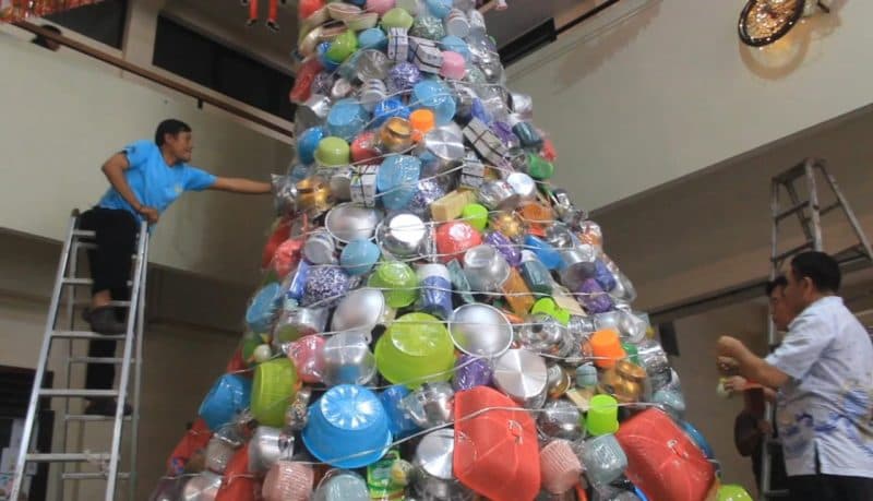 Pohon Natal Bahan Peralatan Rumah Tangga hingga Limbah Rak Telur