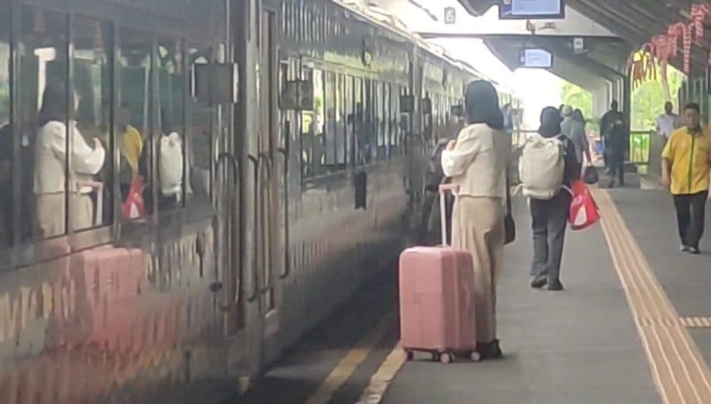 Penumpang Kereta Api di Surabaya Padati Arus Balik Libur Nataru
