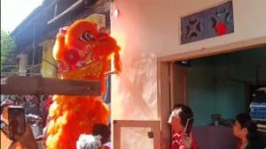 Barongsai Blusukan Kampung Berburu Angpao Imlek