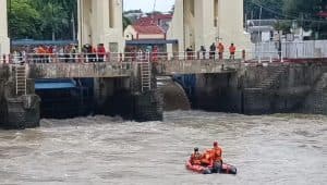 Pria Tenggelam di Pintu Air Jagir Surabaya