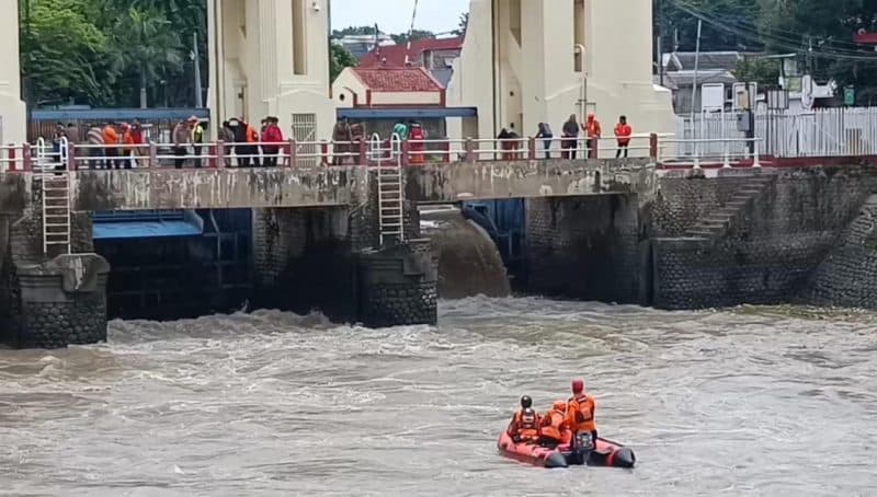 Pria Tenggelam di Pintu Air Jagir Surabaya
