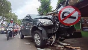 Terios Hindari Kucing Malah Tabrak Warung dan Orang