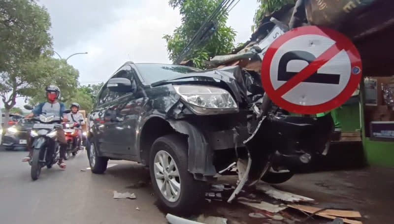 Terios Hindari Kucing Malah Tabrak Warung dan Orang