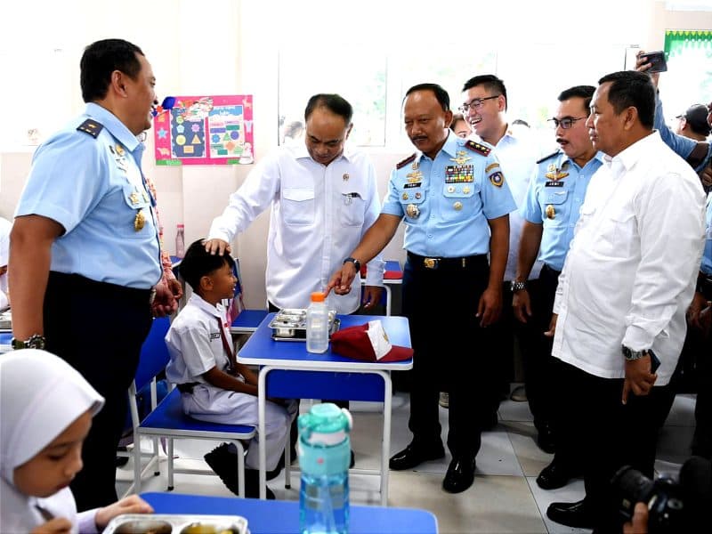 Perdana! Menkop & SD Angkasa 5 Halim Jakarta Makan Bergizi Gratis