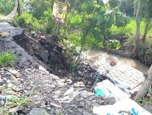 Sering Tergenang Air, Jalan Penghubung Dua Desa di Jombang Amblas