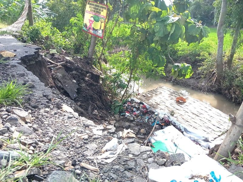 Sering Tergenang Air, Jalan Penghubung Dua Desa di Jombang Amblas
